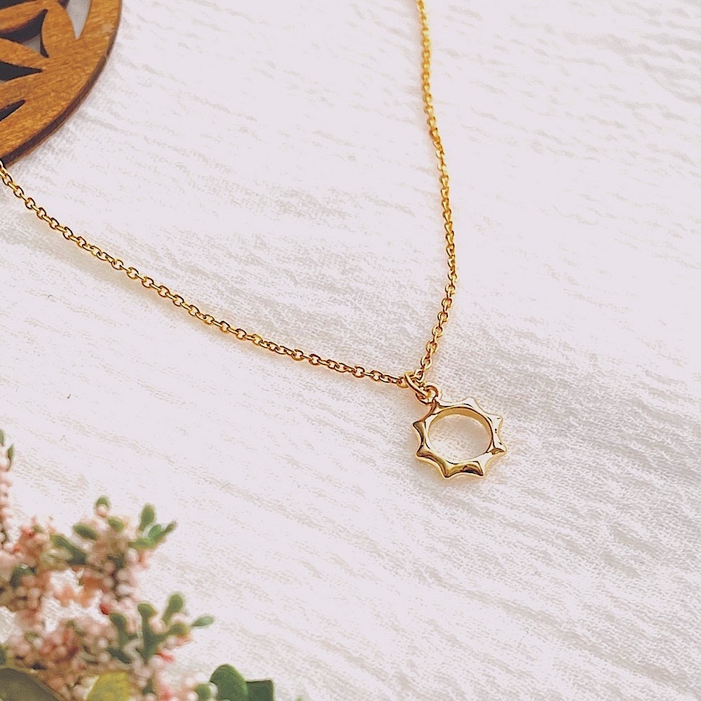 Dainty gold circle charm necklace